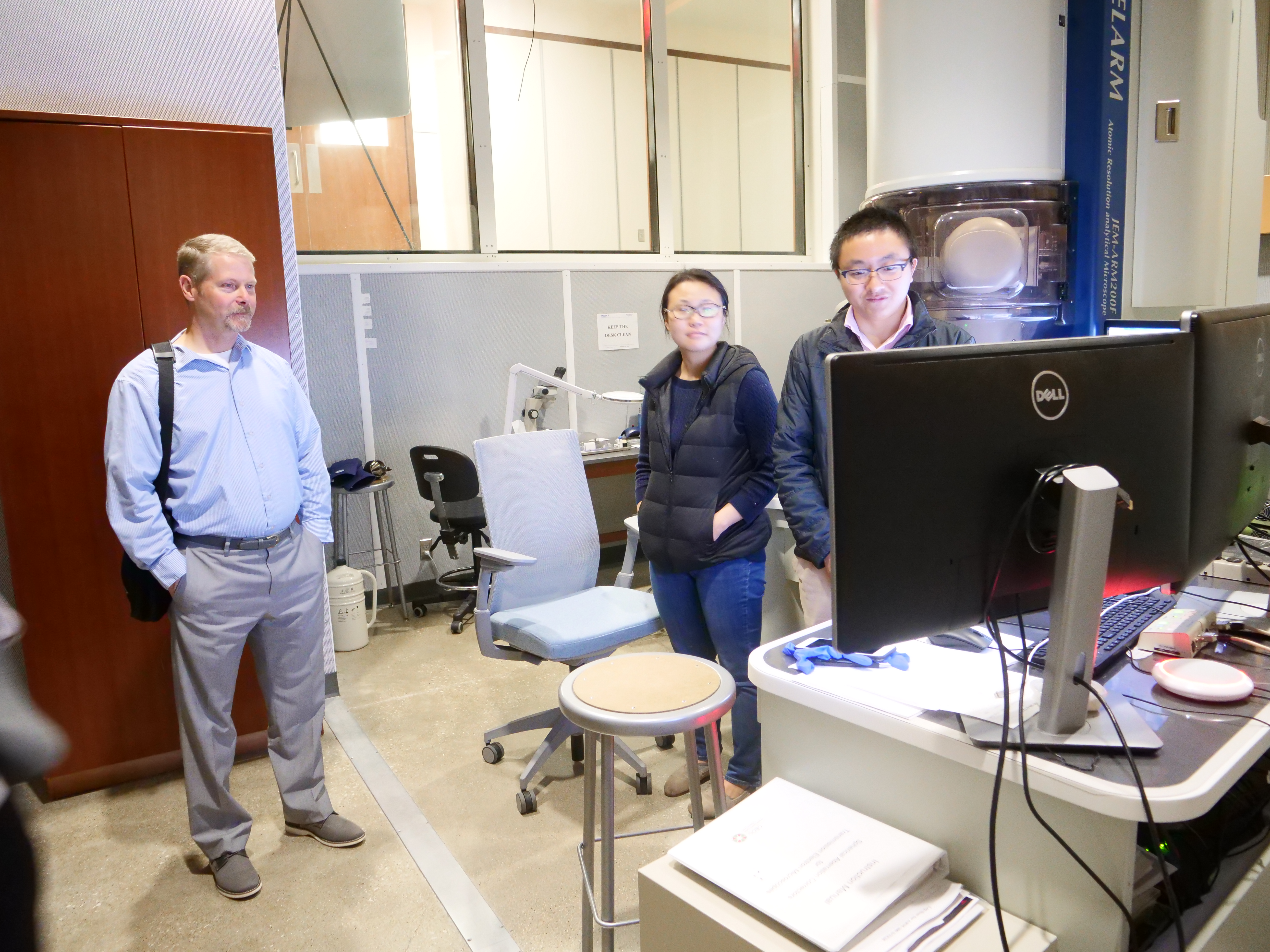 Ron Mueller observes Dr. Hu and Dr. He's research
