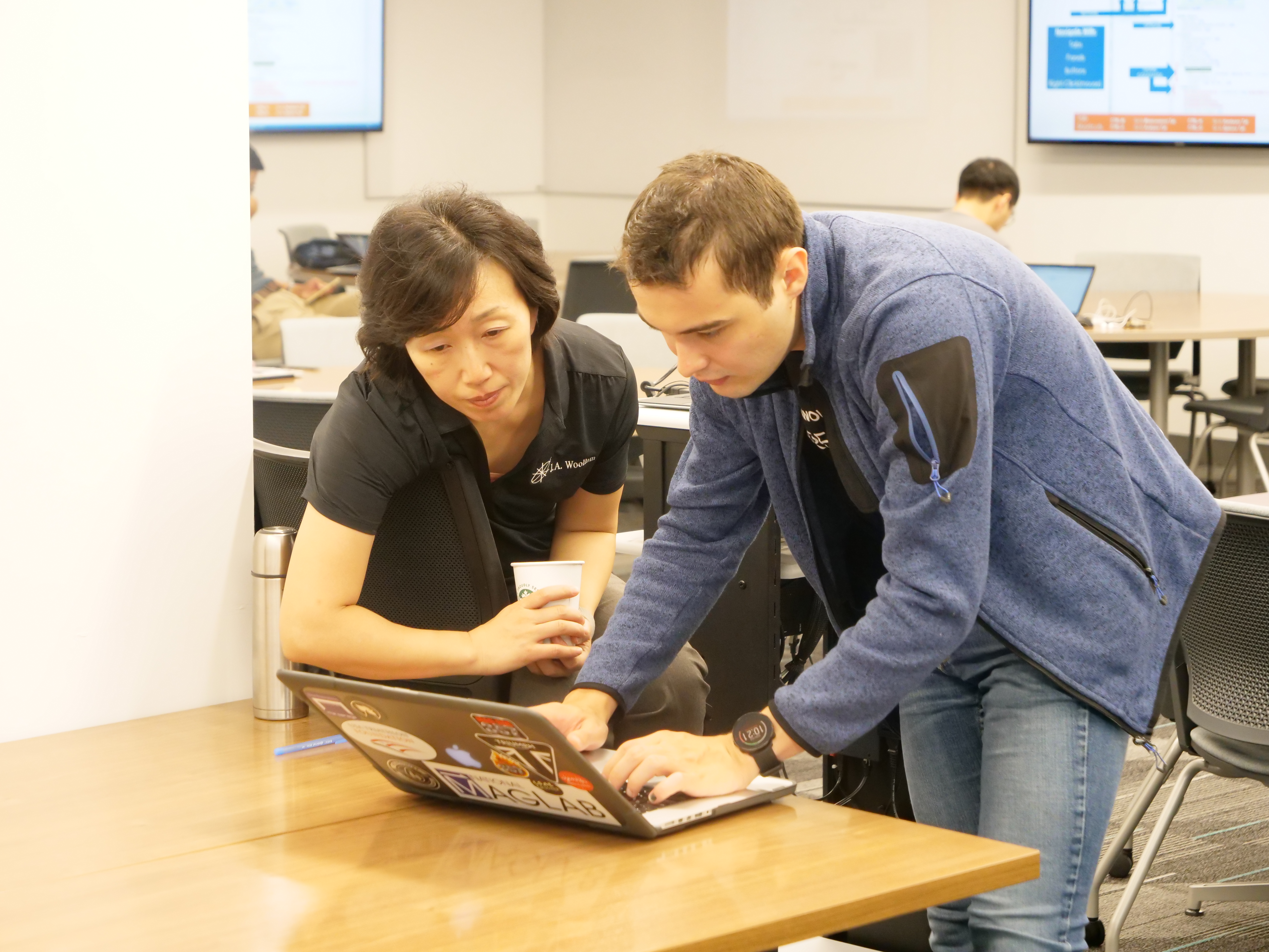 Dr. Jianing Sun assisting a student 