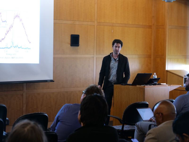 Thiomas Darlington presenting his talk
