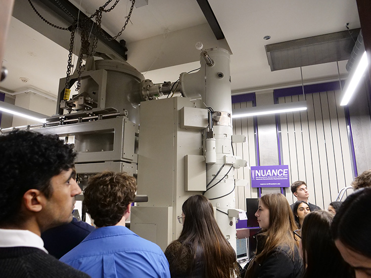 Students check out 3200